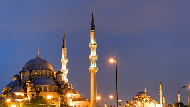 the-new-mosque-in-istanbul-at-night-2022-12-17-03-45-08-utc